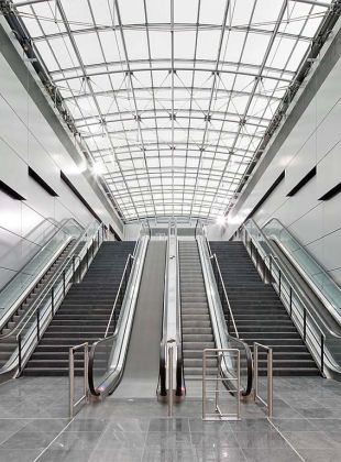 Treppenaufgang mit Rolltreppen Frankfurter Flughafen