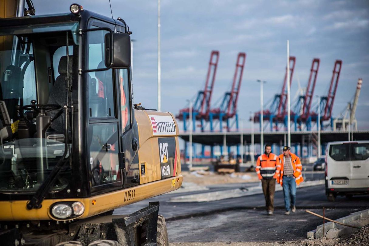Baustelle mit Bagger am Hafen