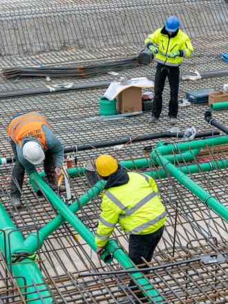 Bauarbeiter mit Warnwesten auf Baustelle