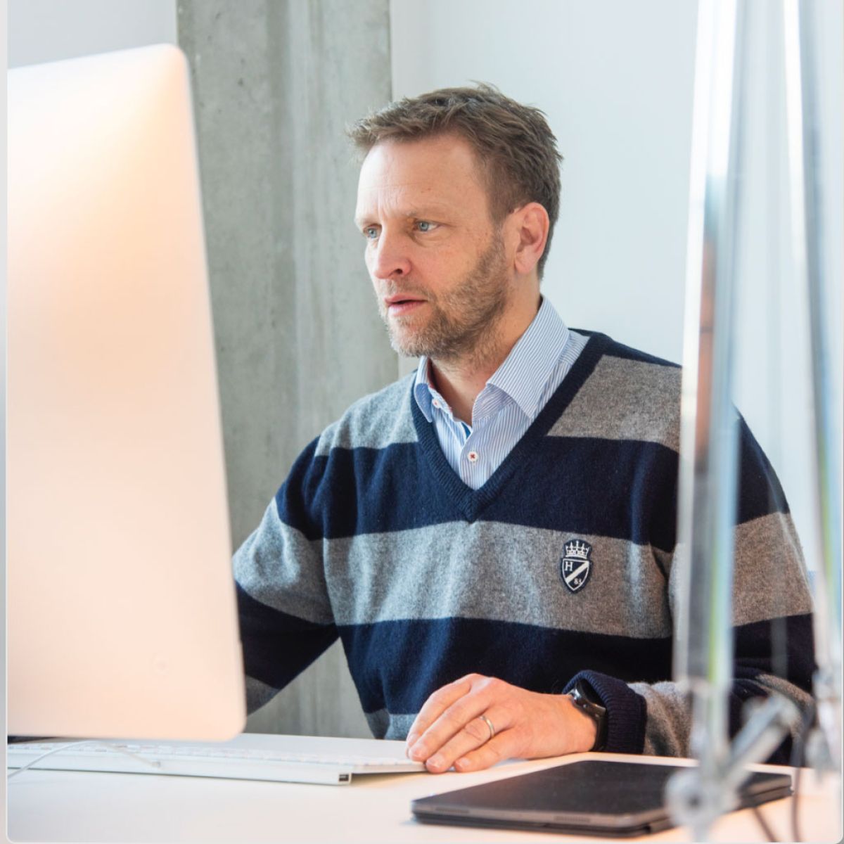 Mann arbeitet am PC