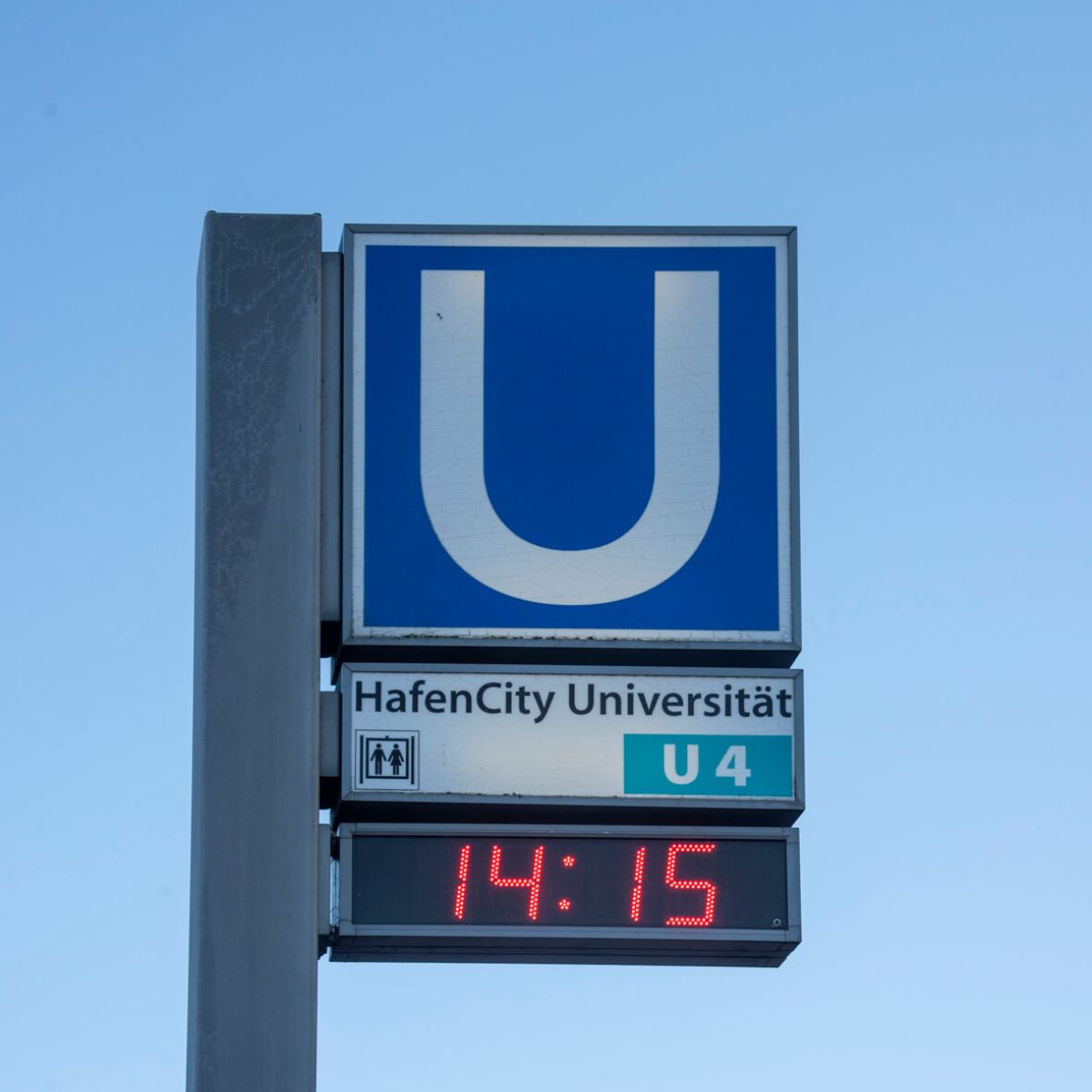 Ubahn-Haltestellenschild HafenCity Universität