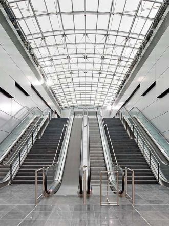 Treppenaufgang mit Rolltreppen Frankfurter Flughafen